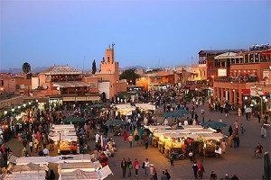 Marrakech, place Jemaa-El-Fna (source routard)